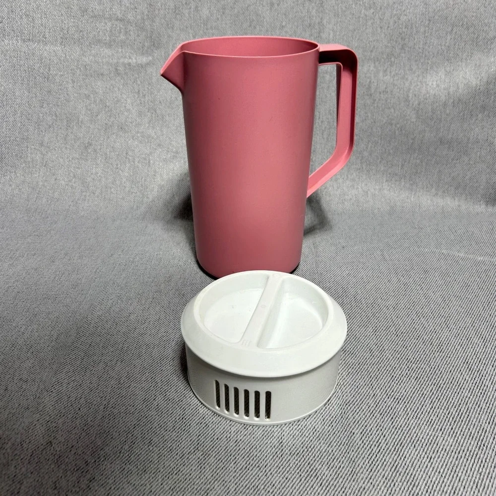 Rubbermaid Pitcher 2.25 Quart Pink Vintage Plastic Beverage Server with‎ Lid